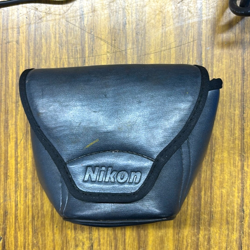 Nikon Binocular leather case
Velcro strap and loop holder